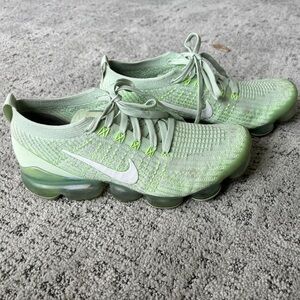 Nike vapormax flyknit women’s size 9 green